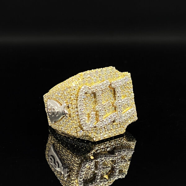 High Quality Brilliant Shine Moissanite Diamond Ring with Gold Finish for Mens Womens